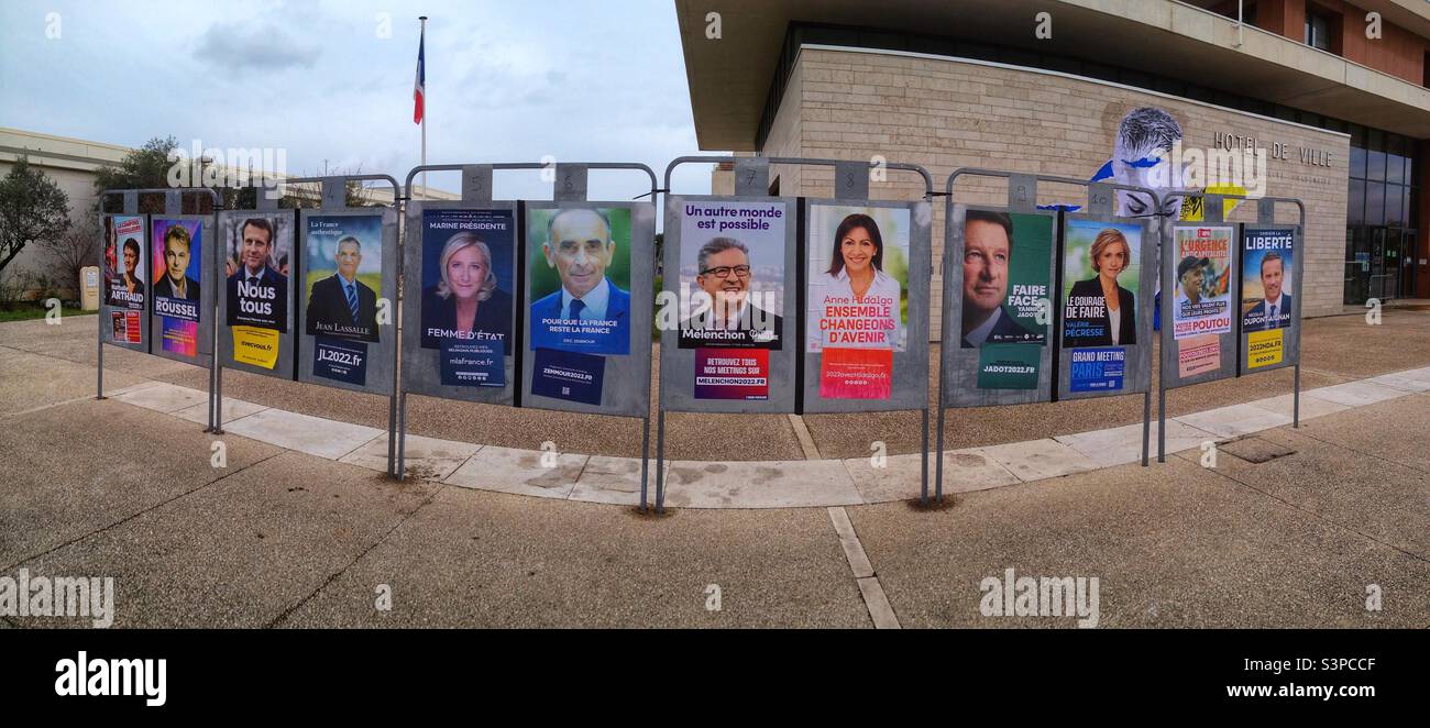 Display normativo di fronte a un seggio elettorale per le elezioni presidenziali francesi Foto Stock