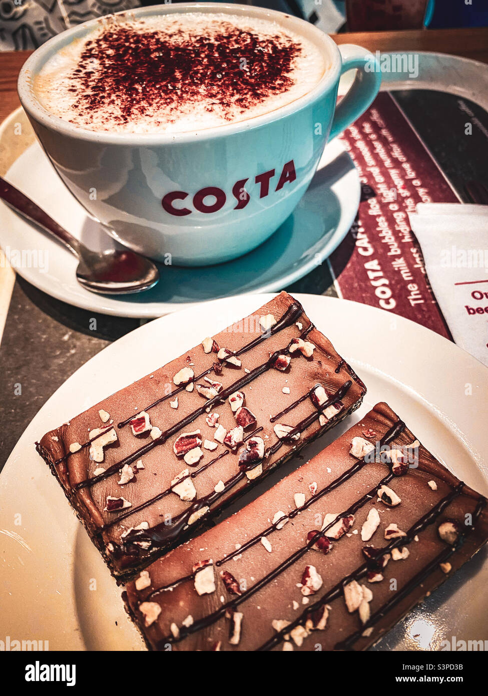 Caffè e torta al Costa. Foto Stock