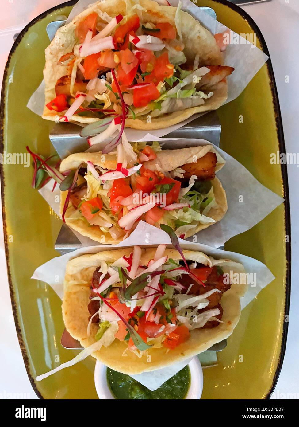 Primo piano dei tacos del ventre di maiale al ristorante messicano di lusso, El Rio grande, New York City, Stati Uniti, 2022 - Immagine stock catturata con smartphone