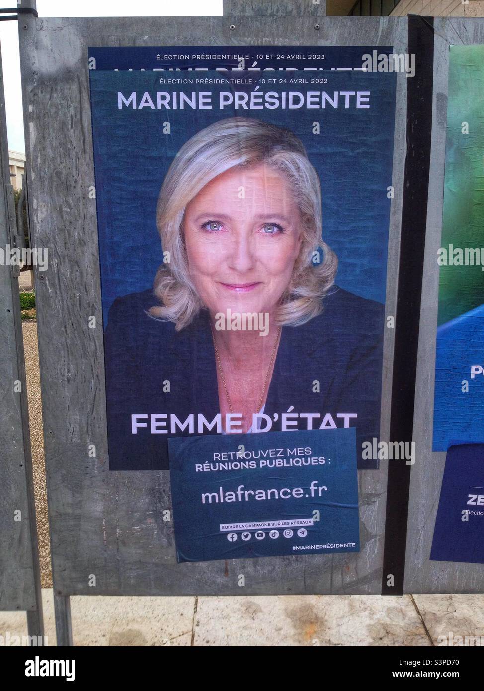 Display normativo di fronte a un seggio elettorale per le elezioni presidenziali francesi Foto Stock