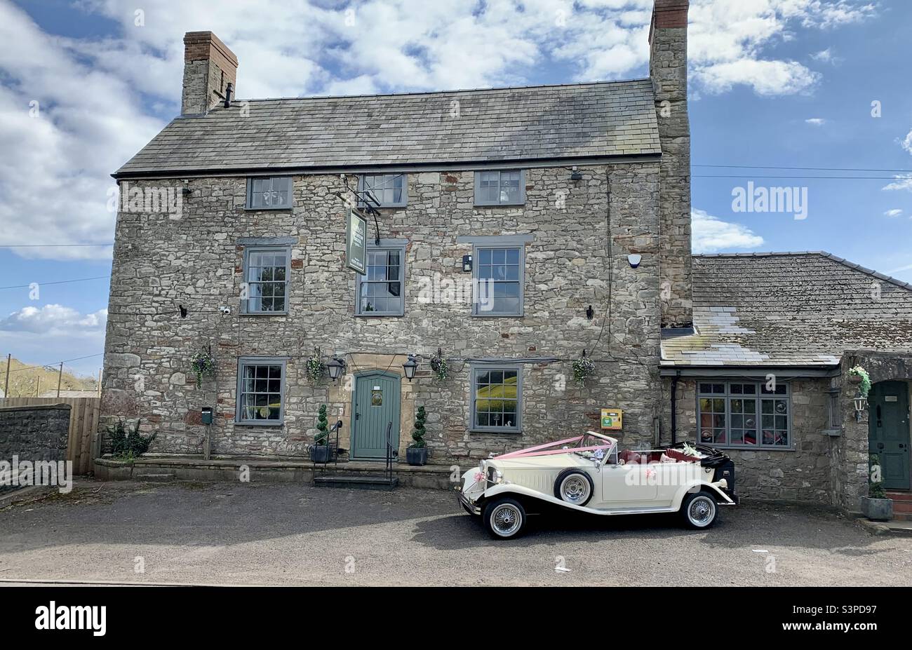 Un'auto da sposa d'epoca (Beauford) parcheggiata all'esterno del Moulton Brooke Lodge, un ex locanda di addestramento di grado II, Pwllmeyric, Chepstow, Galles del Sud - Immagine stock catturata con smartphone
