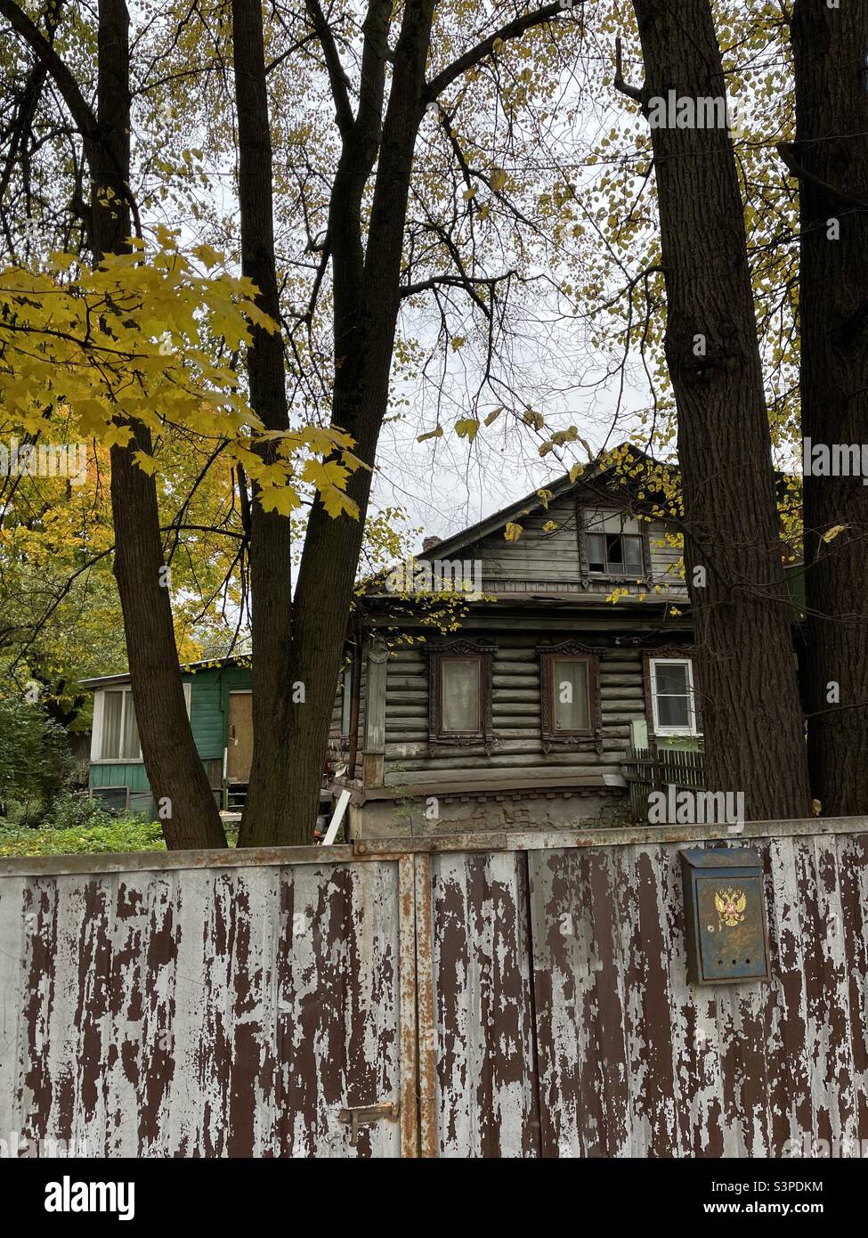 Tradizionale capanna di tronchi chiamata izba dietro la recinzione peeling in Russia Foto Stock