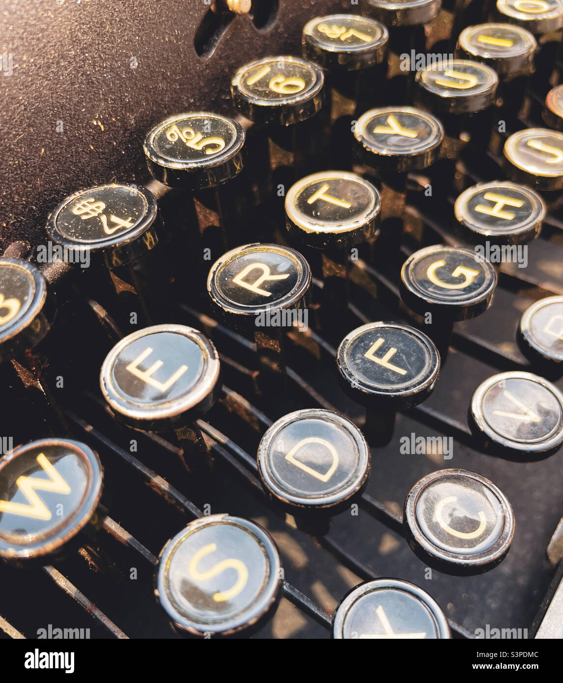 Chiavi della macchina da scrivere vintage su una macchina manuale retrò, 2022, USA - Immagine stock catturata con smartphone