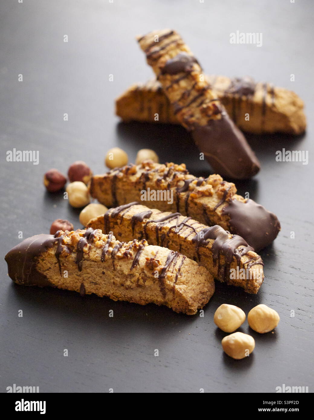 Biscotti di cioccolato alle nocciole appena sfornati per un piacere pomeridiano Foto Stock
