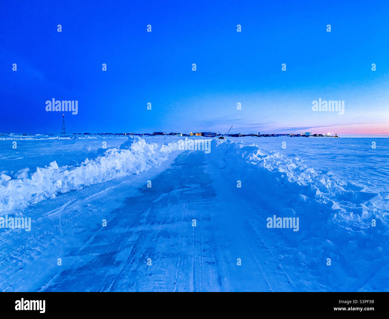 Strada stagionale di ghiaccio sul ghiacciato Kotzebue Sound dalla città artica dell'Alaska di Kotzebue al villaggio nativo di Noorvik - Immagine stock catturata con smartphone