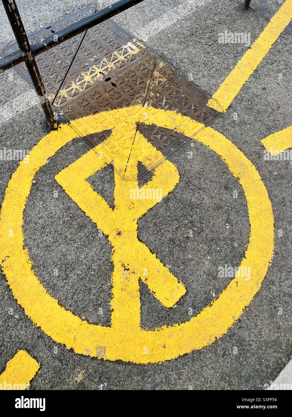 Nessun simbolo di parcheggio dipinto in giallo sul fondo stradale Foto Stock