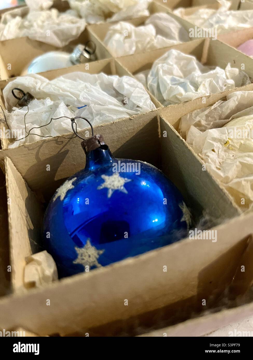 Scatola di ornamenti di Natale baubles - Immagine stock catturata con smartphone