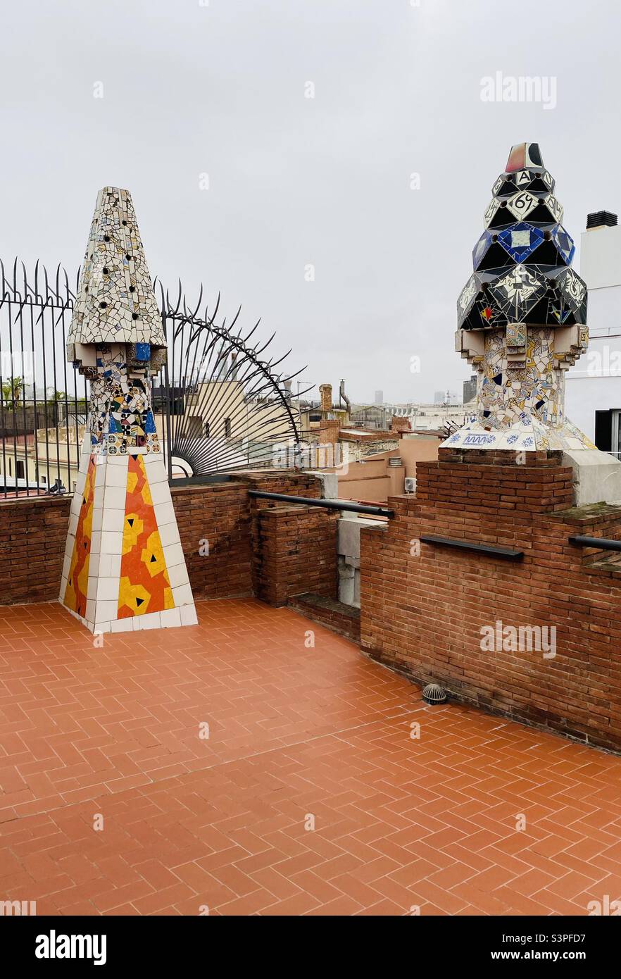 Terrazza panoramica del Palau Güell, sito patrimonio dell'umanità dell'UNESCO a Barcellona, Catalunya, Spagna, Europa. 15 marzo 2022. Foto Stock