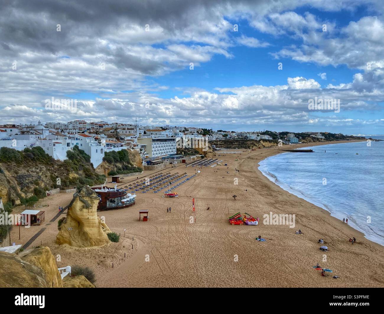 Vista sulla spiaggia e sulla città di Albufeira, Algarve, Portogallo. - Immagine stock catturata con smartphone