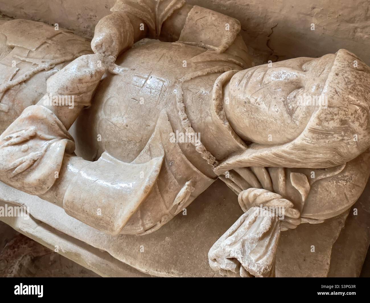 La figura di un cavaliere medievale in alabastro scolpito nella chiesa parrocchiale di Martley nel Worcestershire Regno Unito Foto Stock