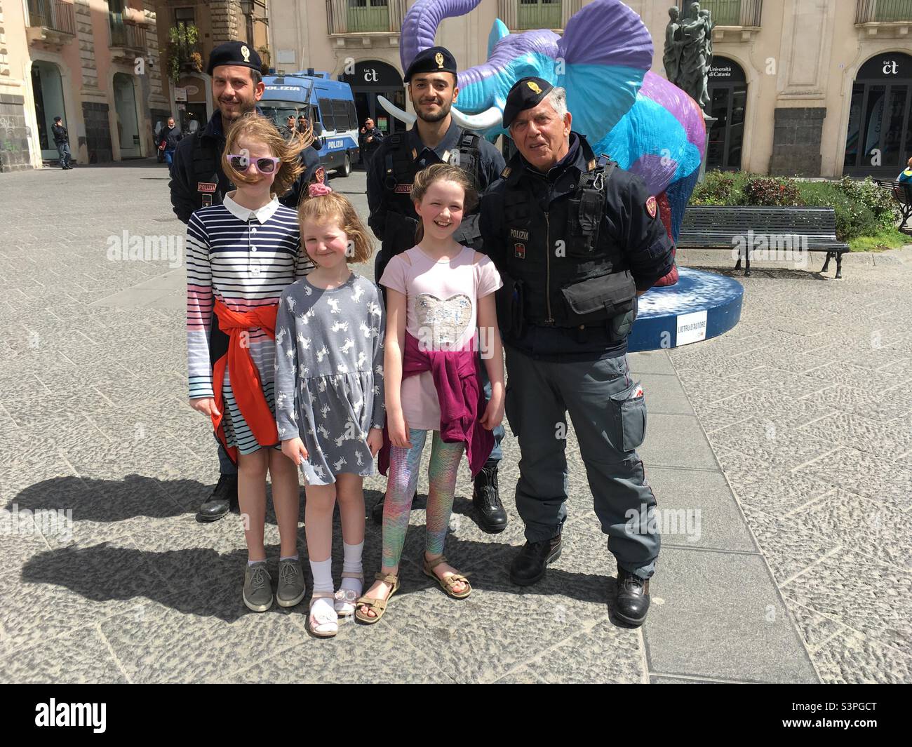 Polizia Italiana amichevole con tre bambini turistici. Foto Stock