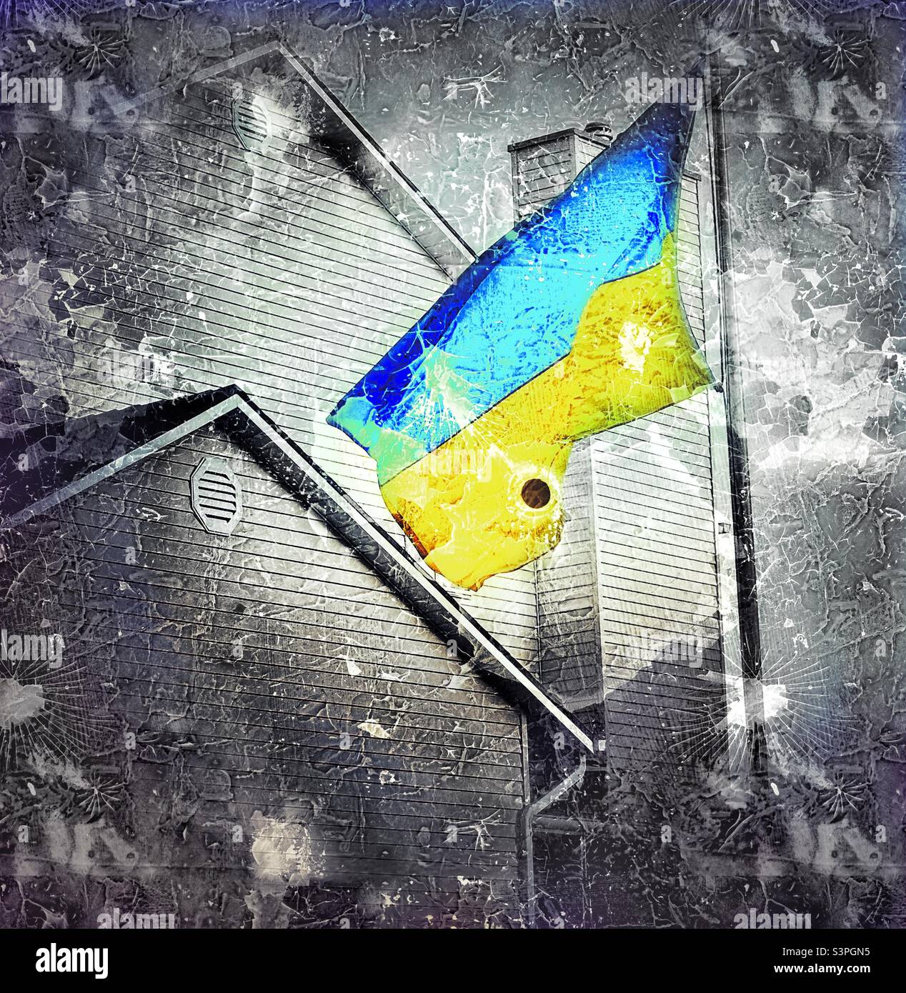 Una bandiera Ucraina è volata in un quartiere dello Utah, negli Stati Uniti, a sostegno dell’Ucraina e della sua popolazione nel corso di un’invasione russa. Pesanti effetti grunge rappresentano le devastazioni della guerra. Un lavoro concettuale. Foto Stock