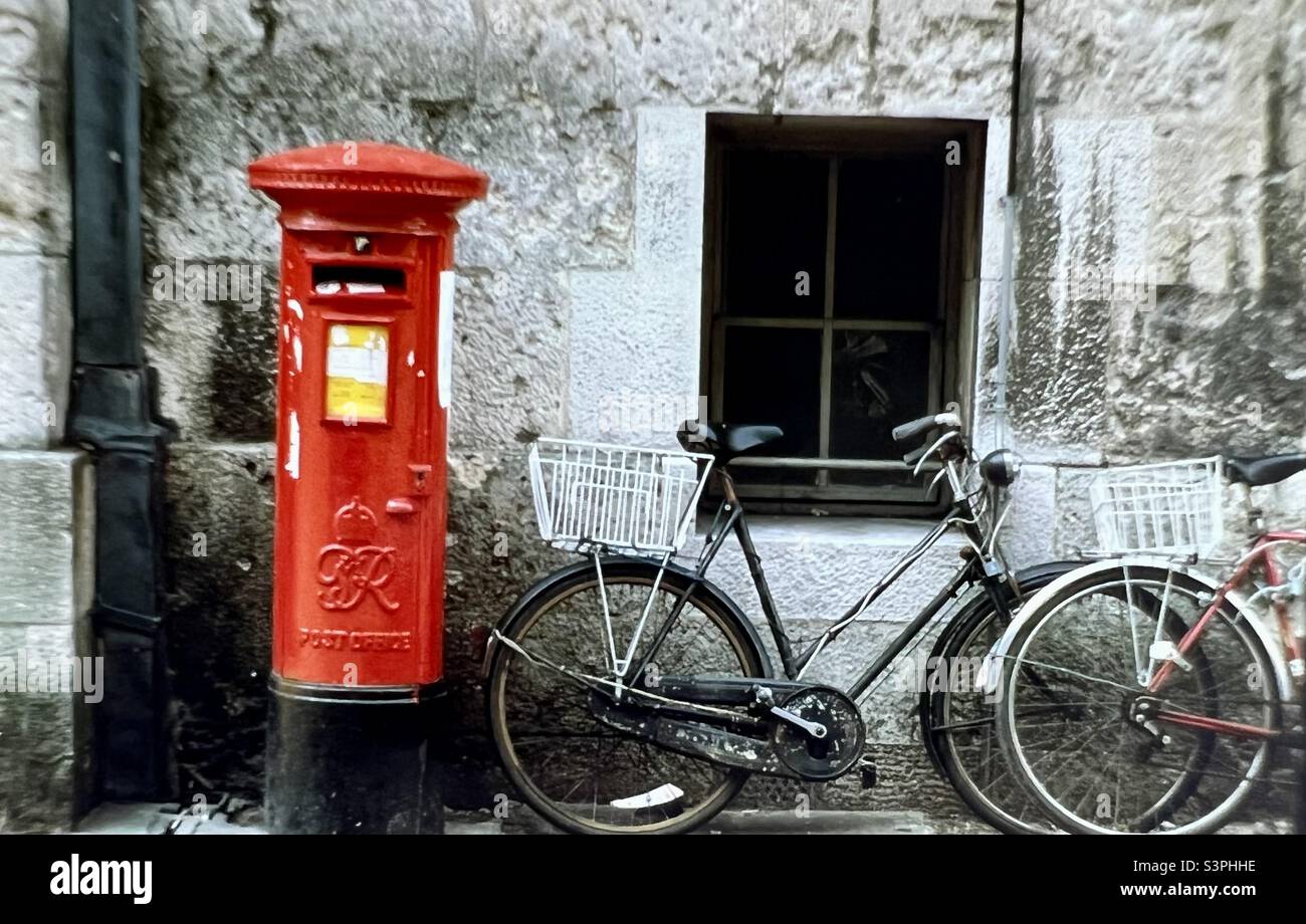 Biciclette con box posta rossa Foto Stock