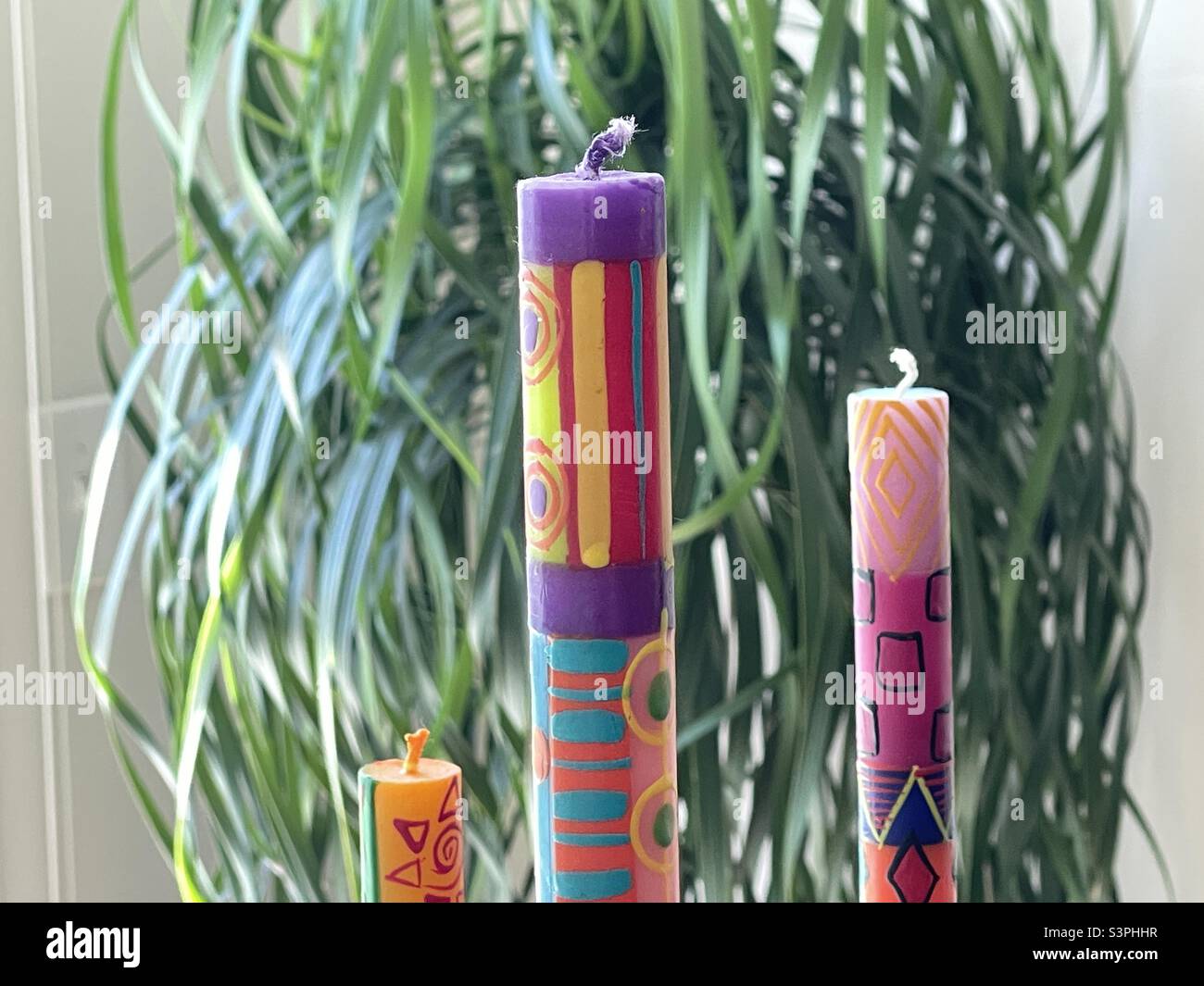 Le bellissime candele africane dipinte a mano si trovano su un tavolo come parte dell'arredamento di una casa nello Utah, USA. - Immagine stock catturata con smartphone