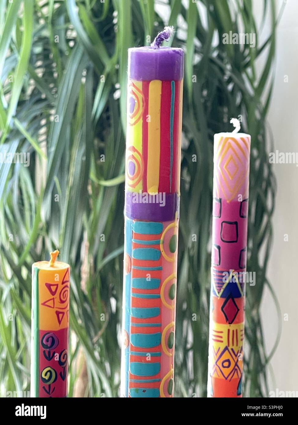 Le bellissime candele africane dipinte a mano si trovano su un tavolo come parte dell'arredamento di una casa nello Utah, USA. - Immagine stock catturata con smartphone