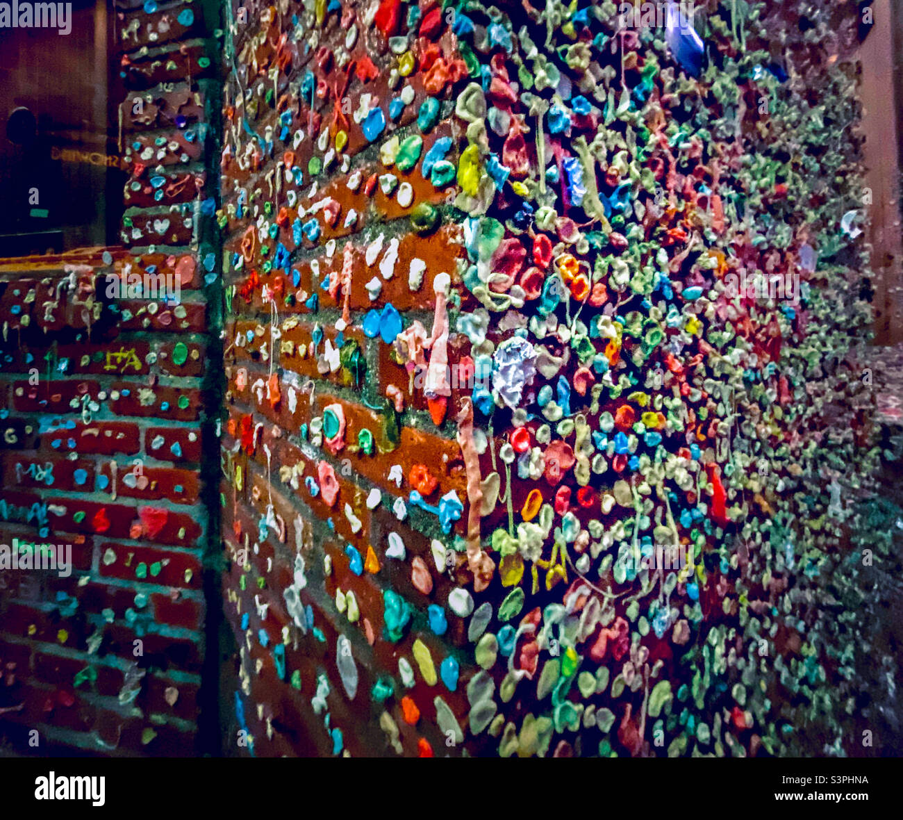 Angolo del (in)famoso muro di gomma nel Pike Pkace Market di Seattle, Washington…. Un po 'di offbeat e probabilmente meno di attrazione sanitaria Foto Stock
