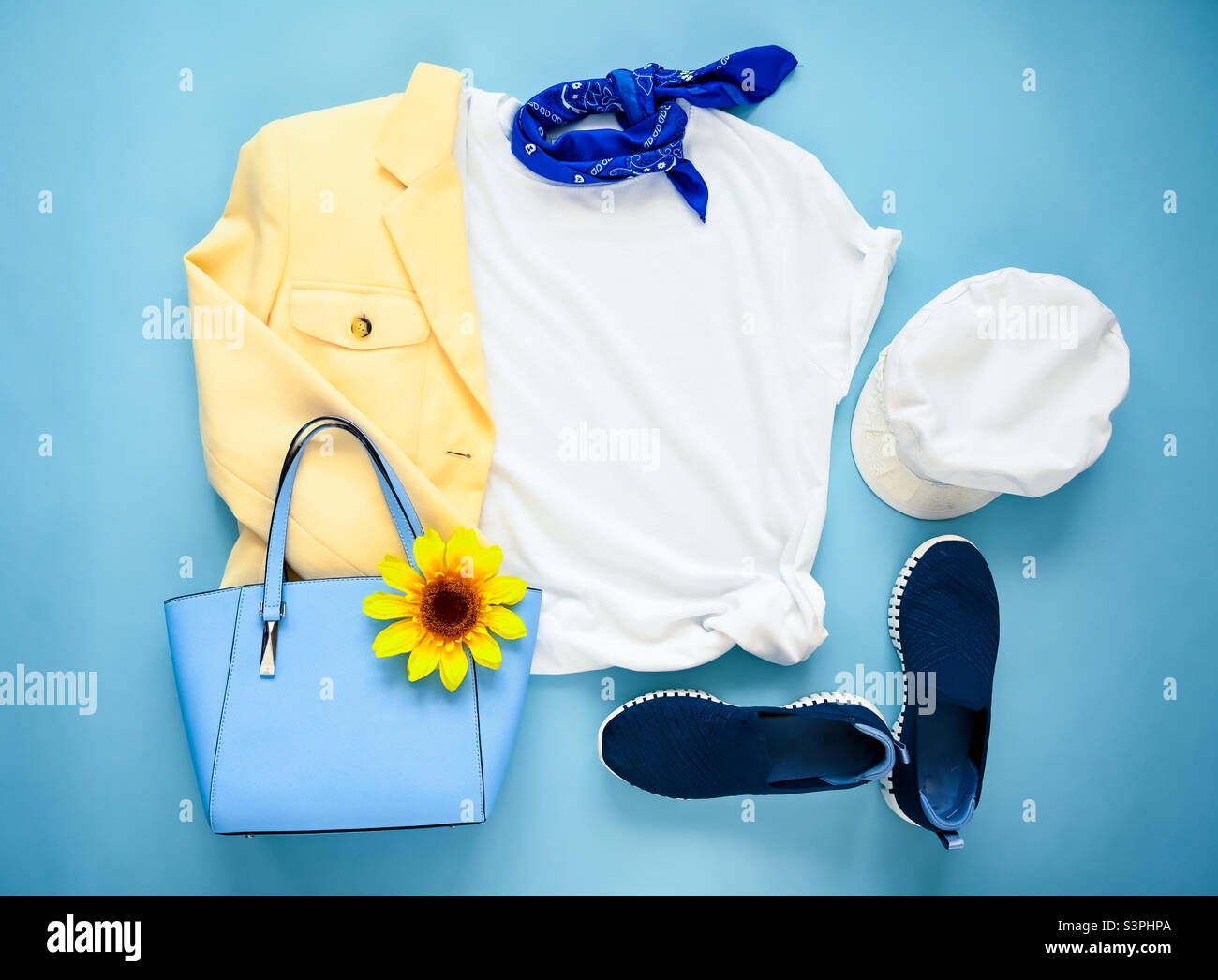 Spring guardaroba piatto giallo e blu - Immagine stock catturata con smartphone