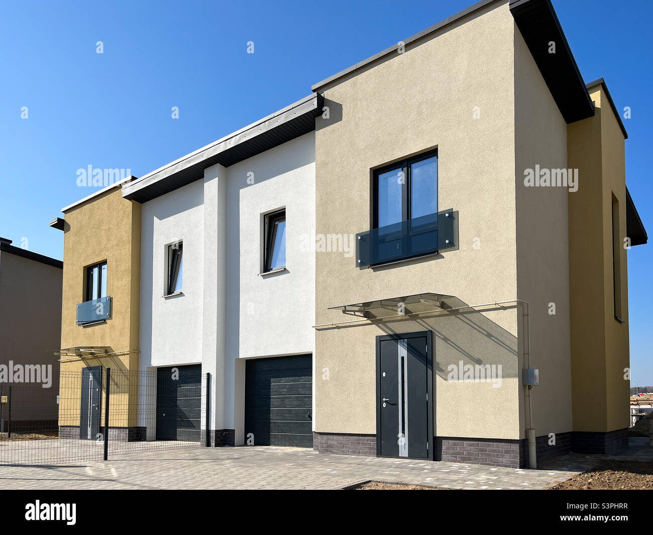 Vista esterna di una moderna casa cittadina. Il concetto di edifici all'aperto di case residenziali a più appartamenti Foto Stock