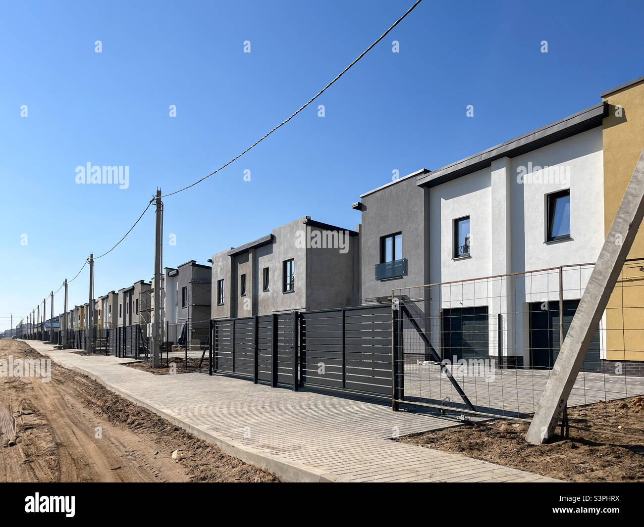Vista esterna di una moderna casa cittadina. Il concetto di edifici all'aperto di case residenziali a più appartamenti Foto Stock