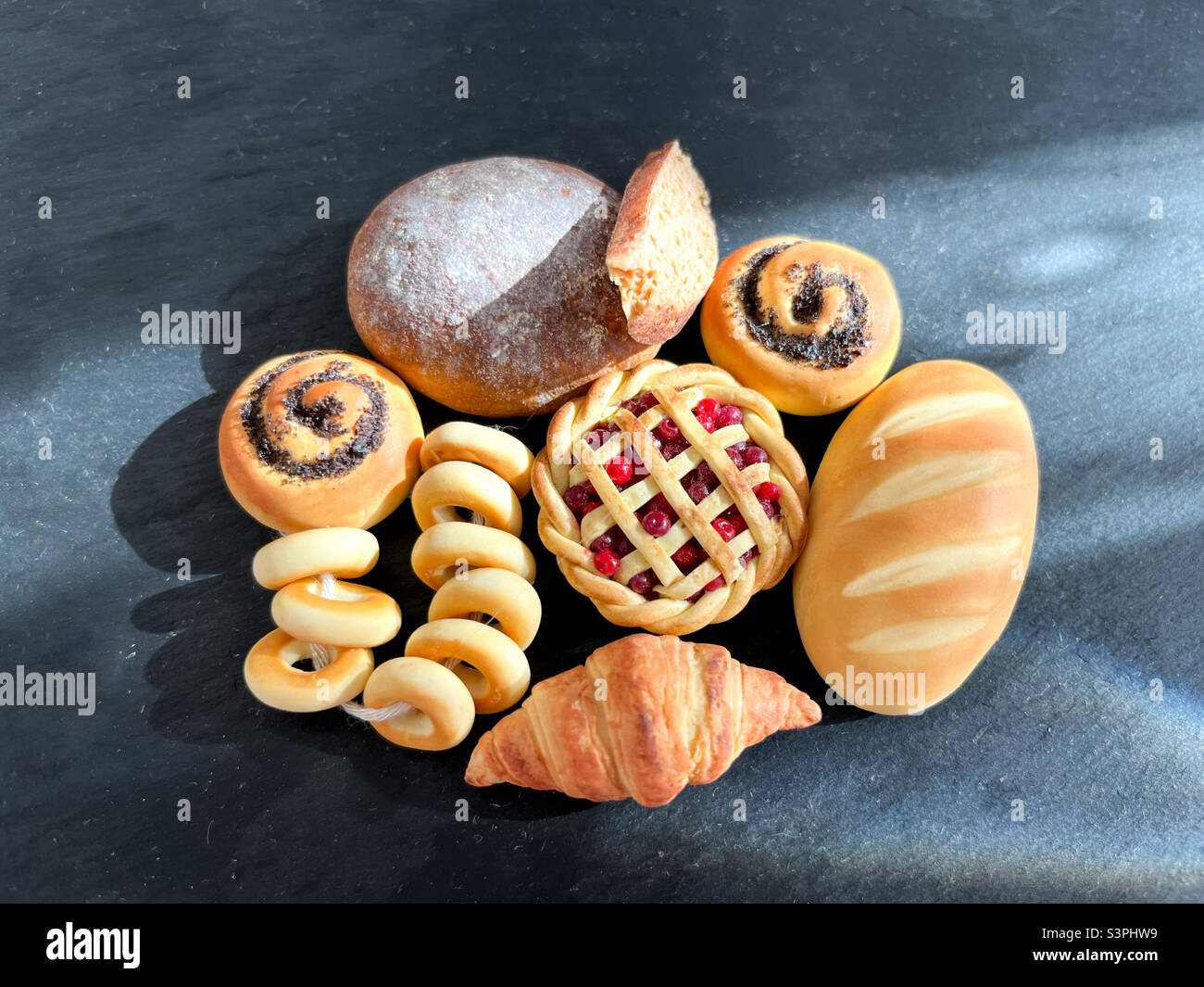 Miniatura di dolci da forno in primo piano su uno sfondo isolato - Immagine stock catturata con smartphone