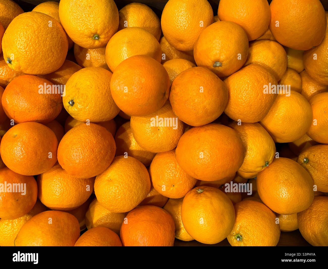 Sfondo di arance o tangerini dolci. Consistenza delle arance o dei tangerini. Arance o tangerini primo piano Foto Stock