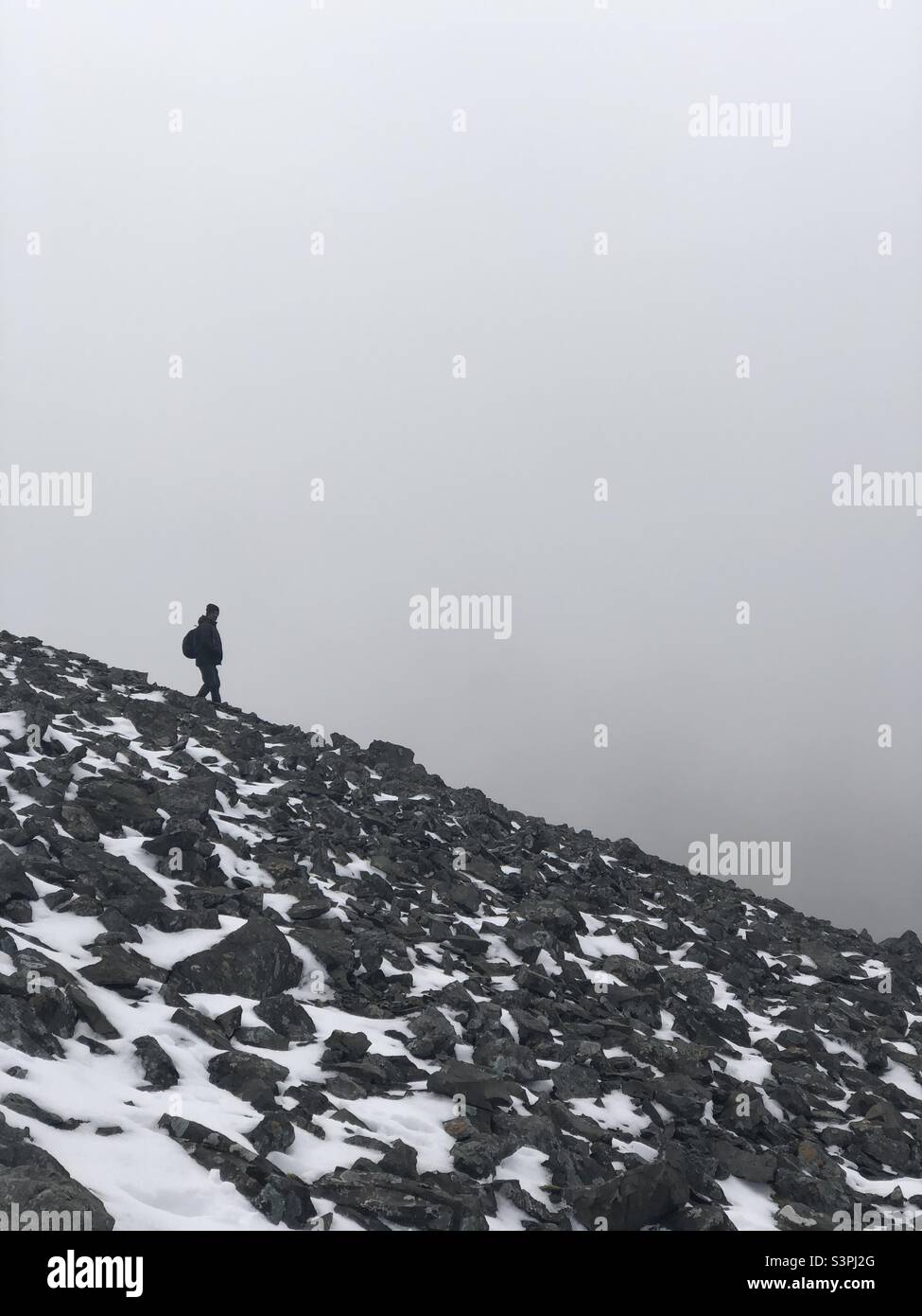Mull, Scozia, Regno Unito. 10th Apr 2022. Tempo del Regno Unito: Le piste innevate su ben More forniscono condizioni difficili per gli escursionisti in collina. Credito: Craig Brown - Immagine stock catturata con smartphone