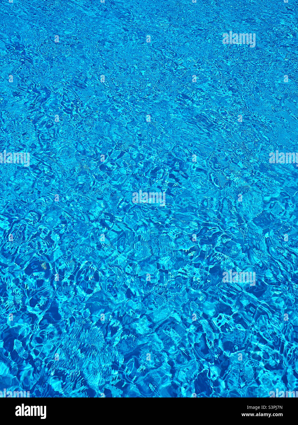 Non c'è acqua pulita fantastica - soprattutto se fa parte di una piscina calda e dentro di essa si può nuotare, rilassarsi e dimenticare ogni problema che si ha! Foto ©️ COLIN HOSKINS. Foto Stock