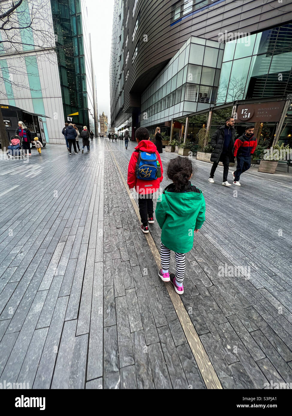 Camminando lungo More London Riverside verso Tower Bridge, Londra, Inghilterra - Aprile 2022 - Immagine stock catturata con smartphone