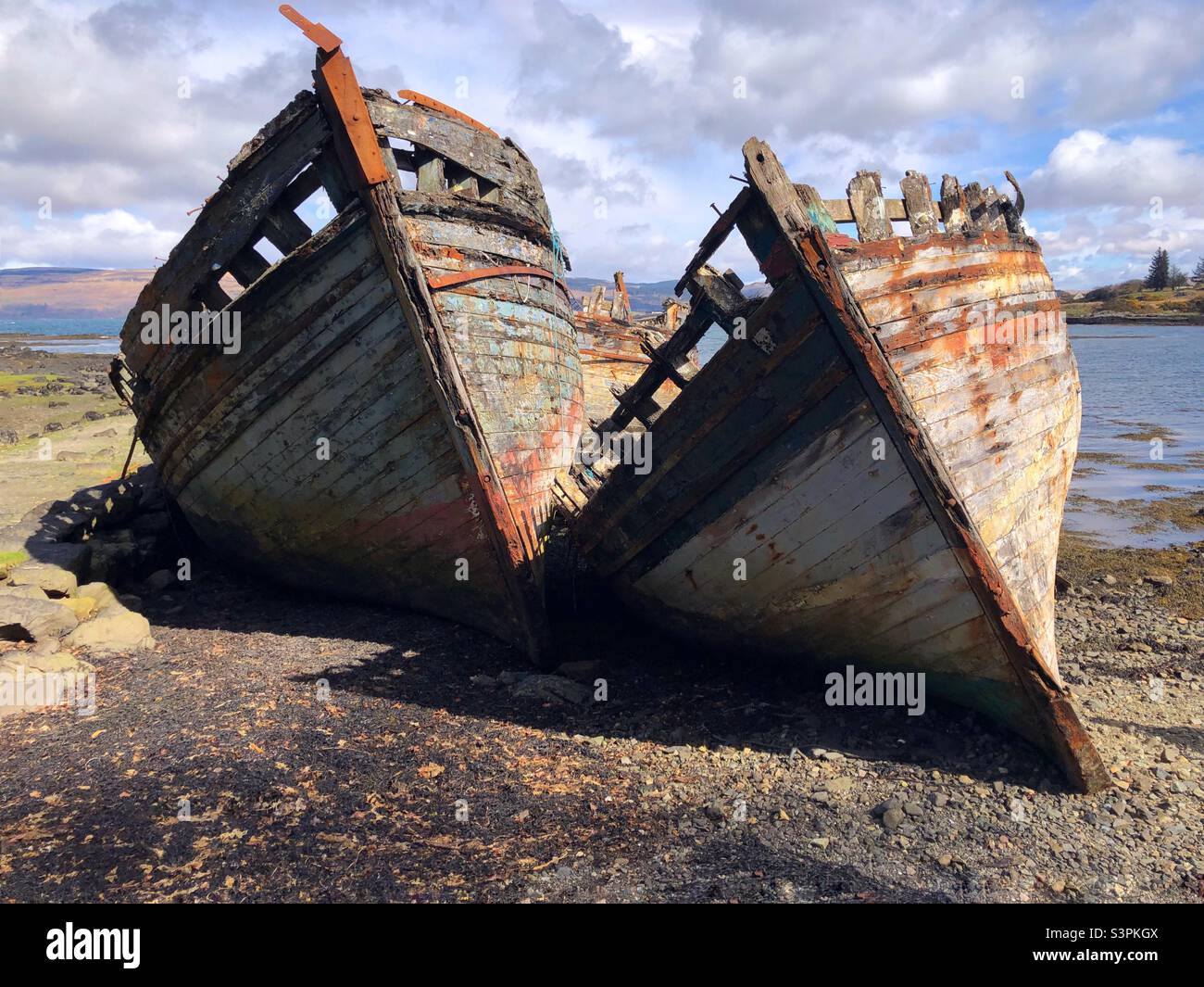 Barche in legno relitto a Salen, Isola di Mull, Scozia Foto Stock