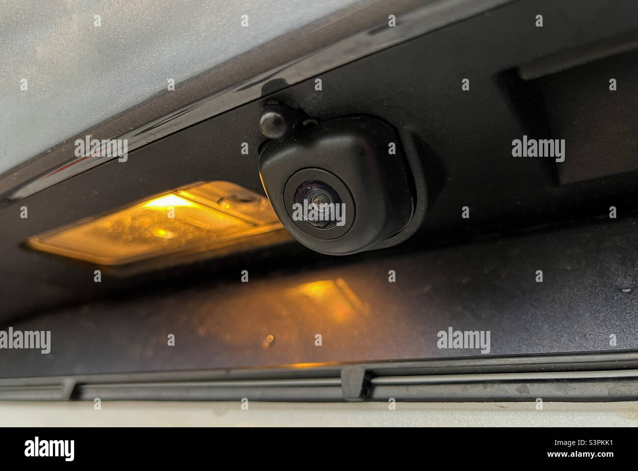 Esterno di una nuova vettura. Telecamera posteriore per un parcheggio più facile Foto Stock