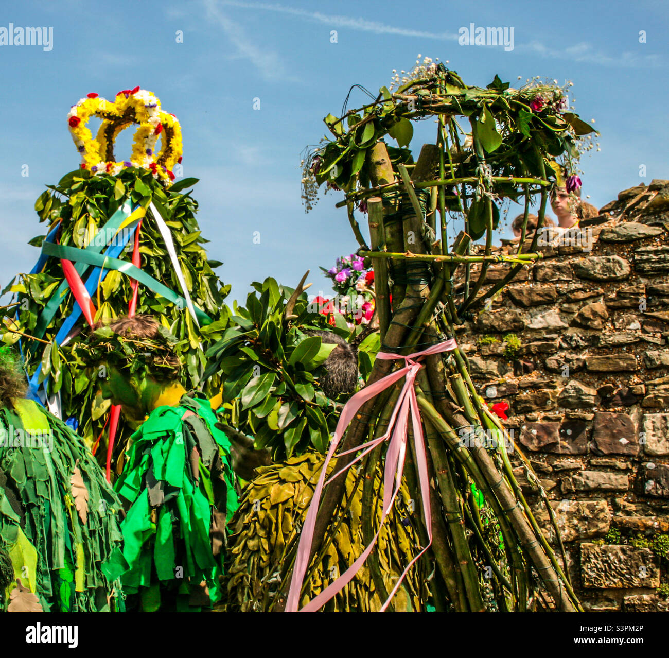 Le persone in costume si mescolano con gli effigi folklorici fatti da foglie, viti e fiori al tradizionale Hastings Jack nelle feste verdi. Regno Unito, maggio 2008 - Immagine stock catturata con smartphone