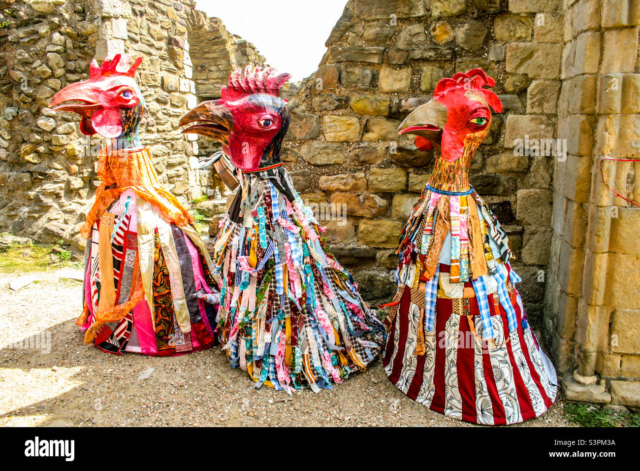 3 effigi di cockerel decorati, in piedi all'interno delle mura del castello presso i tradizionali Hastings Jack nelle feste verdi. Regno Unito, maggio 2008 Foto Stock