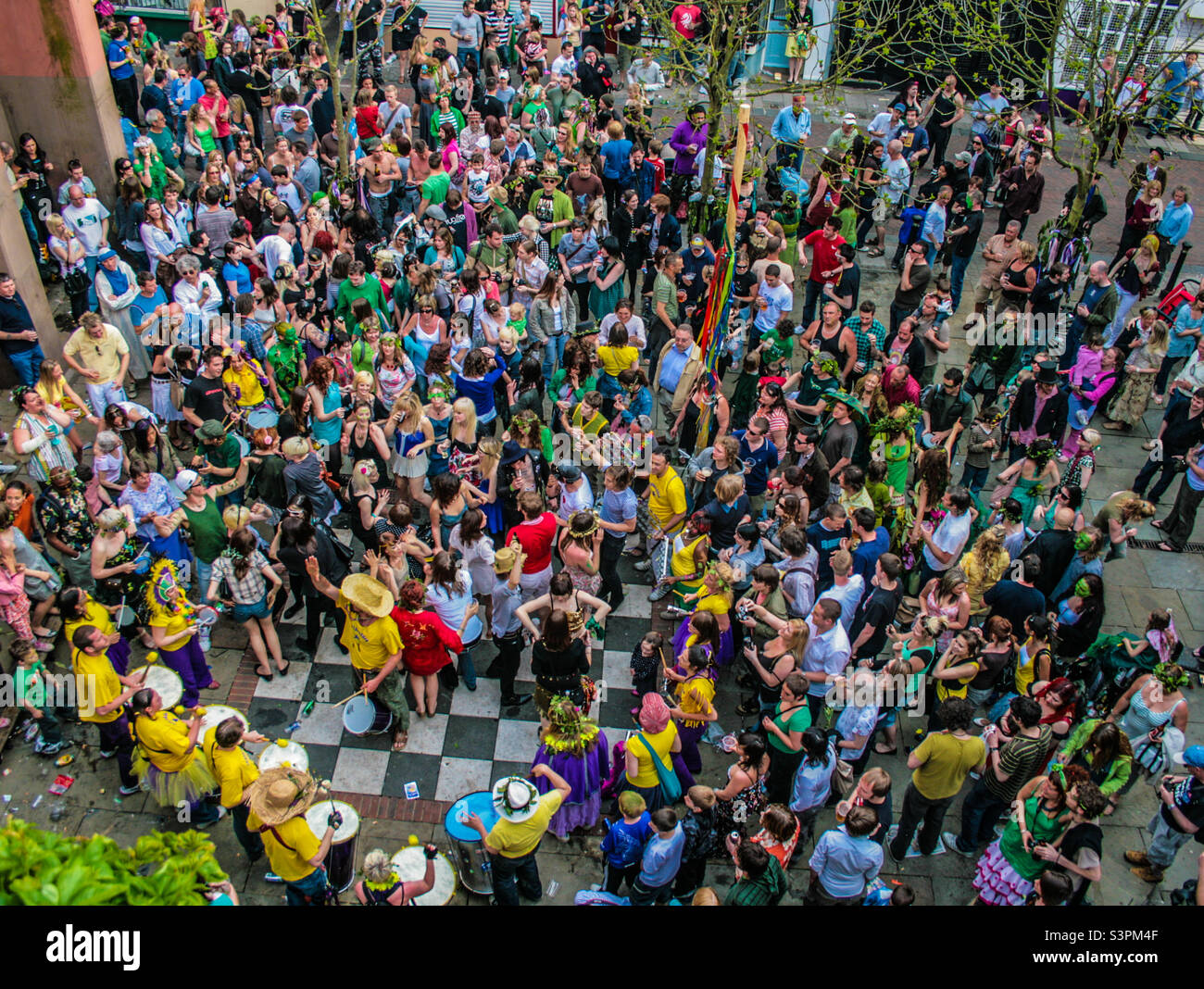 Una grande folla si riunisce sulla piazza degli scacchi di George Street per ascoltare e ballare la band locale Samba, Sambalanco giocare al tradizionale Hastings Jack in the Green Feste. Regno Unito, maggio 2008 - Immagine stock catturata con smartphone