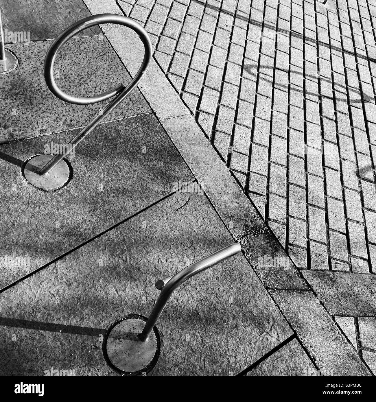 Biciclette presso l'edificio del Parlamento scozzese Foto Stock