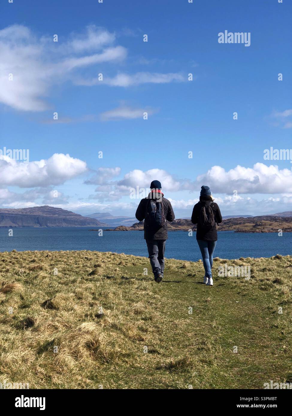 Camminando verso la spiaggia sull'isola di Iona, Scozia - Immagine stock catturata con smartphone
