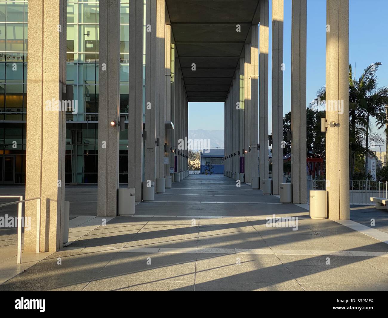 LOS ANGELES, CA, MAR 2021: Vista verso montagne lontane, vista attraverso le colonne al Music Center in Downtown, nel tardo pomeriggio Foto Stock