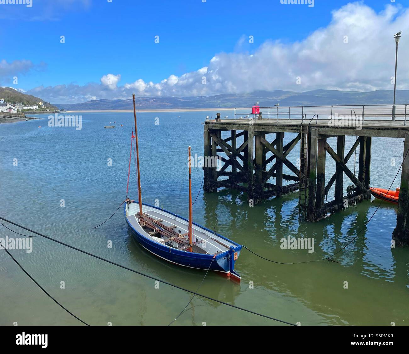 Barca ormeggiata ad Aberdyfi, Gwynedd, Galles del Nord, aprile. - Immagine stock catturata con smartphone