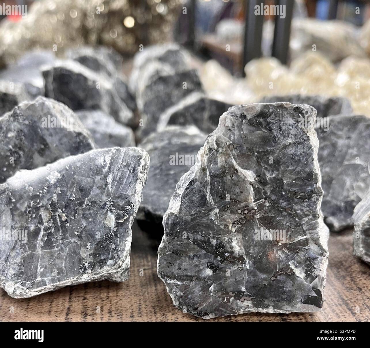 Larvikite Crystal Stone Display, grigio, bianco Foto Stock