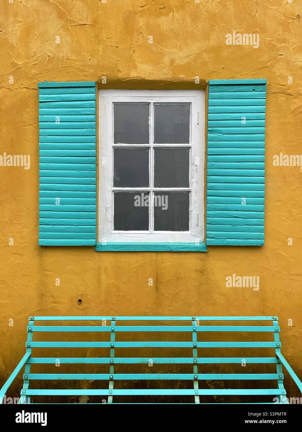 Dettaglio di panca e finestra da Portmeirion, Gwynedd, Galles del Nord. Foto Stock