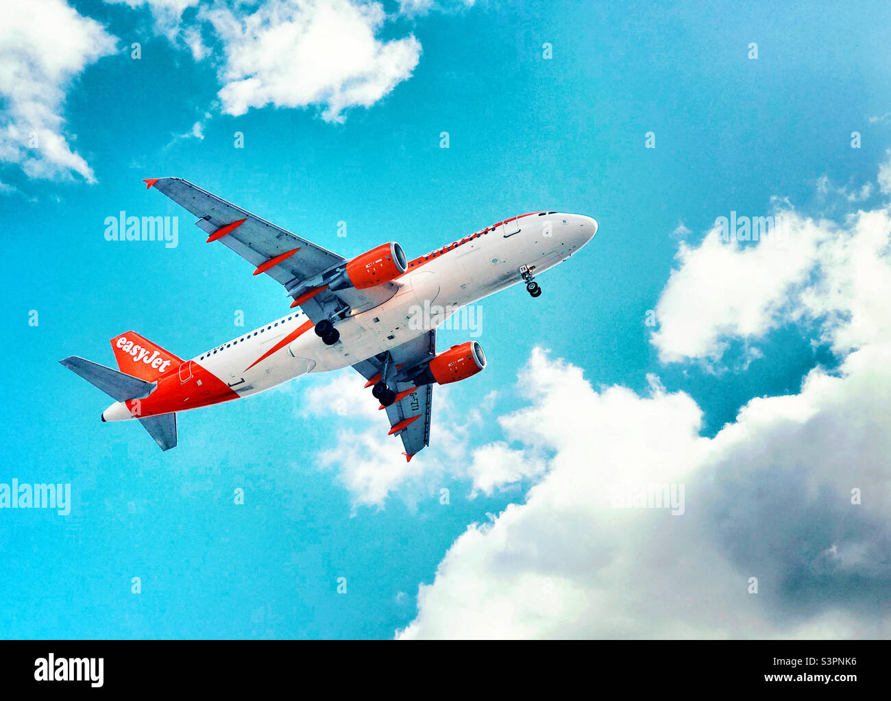 Un volo EasyJet che arriva a terra all'Aeroporto di Gatwick Foto Stock