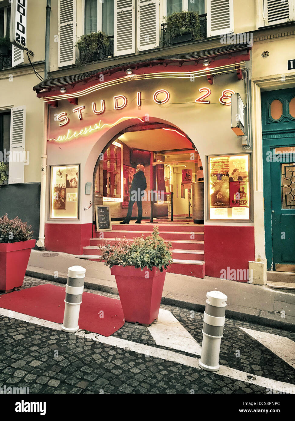 L'esterno del popolare Cinema Studio28 a Montmartre, Parigi Foto Stock