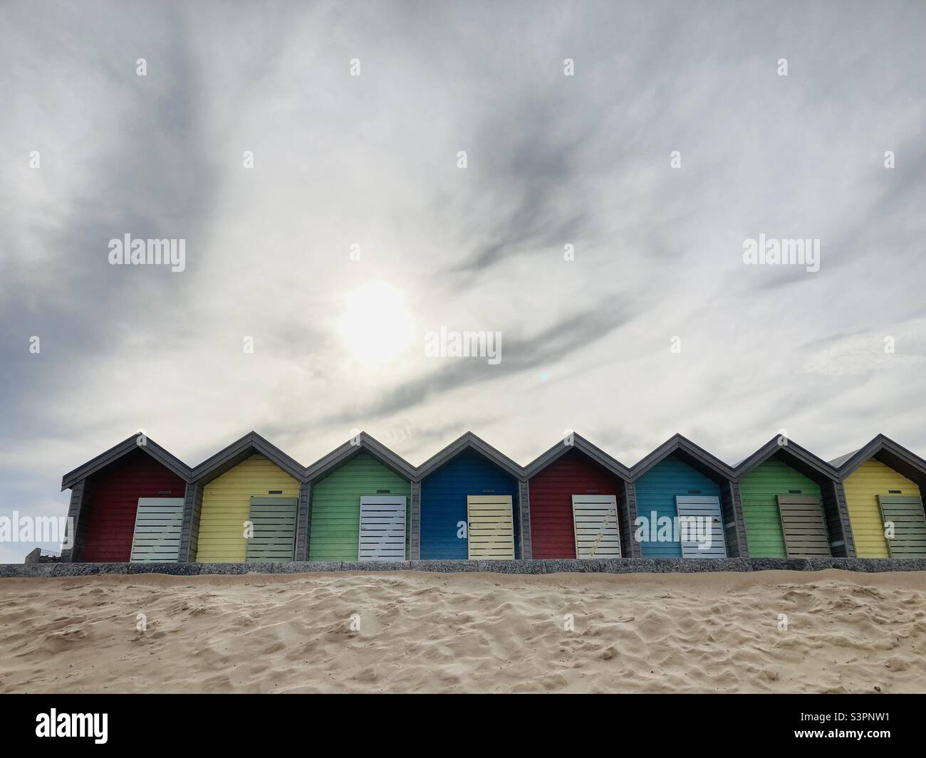 Blyth Beach, Tyne e indossare. Colorate capanne sulla spiaggia, cielo e sabbia - Immagine stock catturata con smartphone