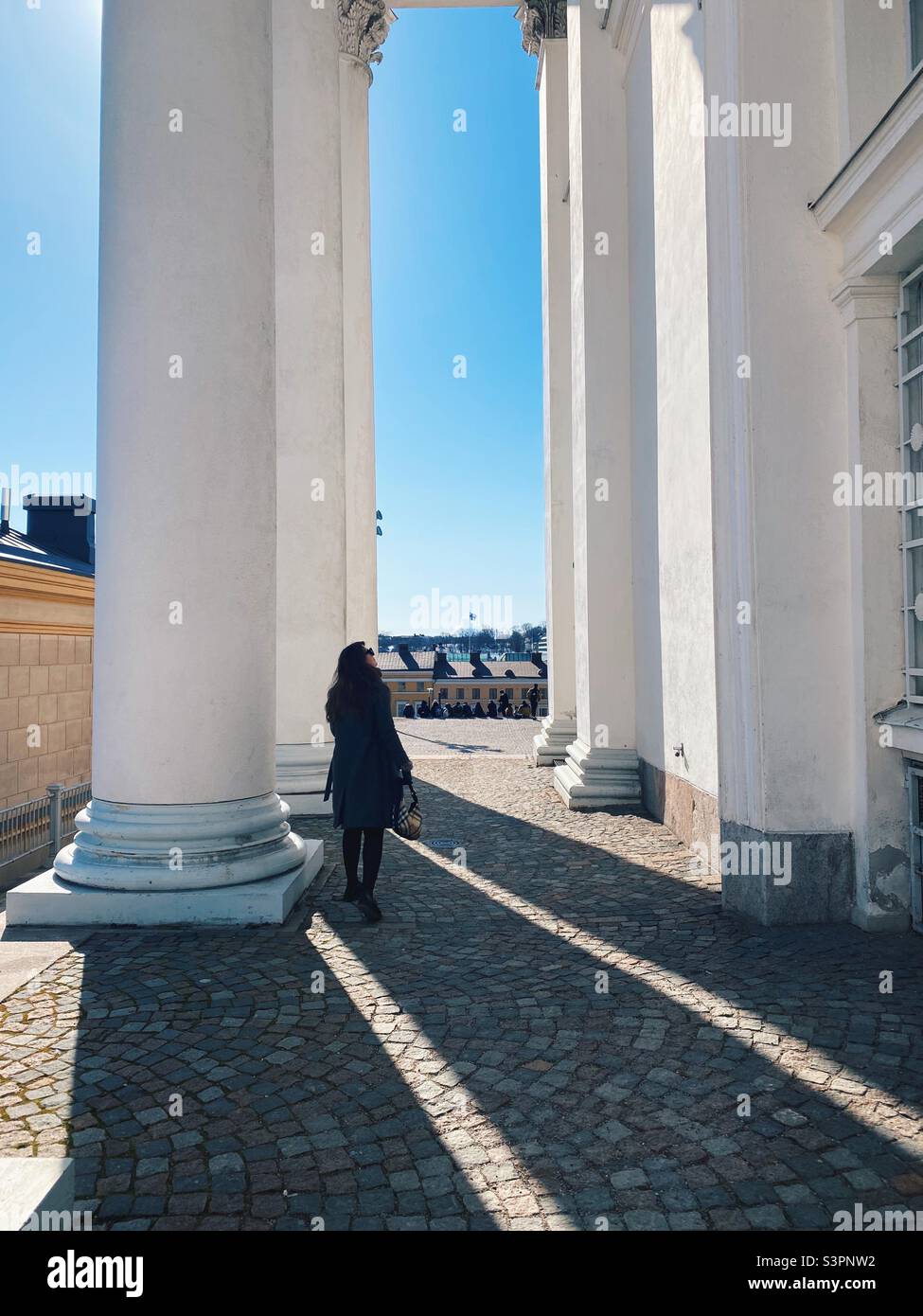 Donna che cammina vicino alla cattedrale di Helsinki in Finlandia Foto Stock