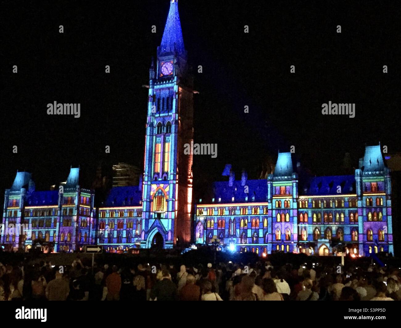 Spettacolo di suoni e luci su Parliament Hill a Ottawa - Immagine stock catturata con smartphone