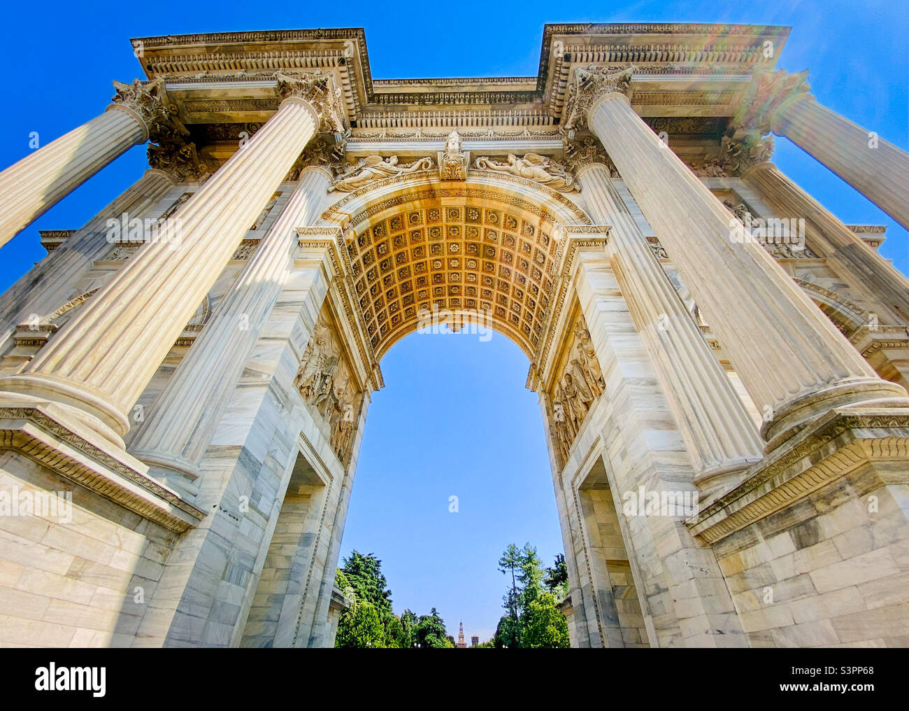 Vista prospettica dell'Arco della Pace nella porta Sempione, la porta della città alla Milano storica Foto Stock