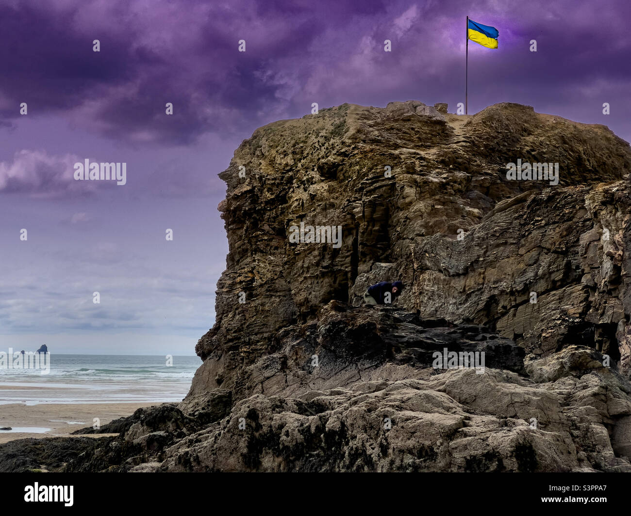 Bandiera Ucraina che vola su Chapel Rock, Perranporth, Cornovaglia, Inghilterra, a sostegno del popolo ucraino dopo l'invasione russa. Foto Stock