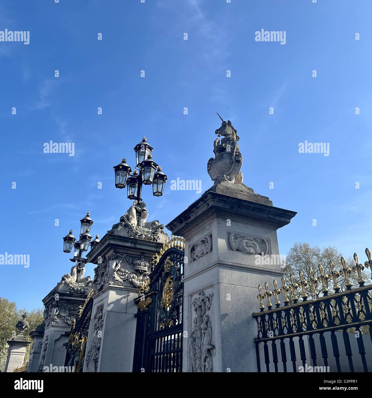Porte di Buckingham Palace ad angolo mostrando unicorno e lampade a Londra aprile 2022 - Immagine stock catturata con smartphone