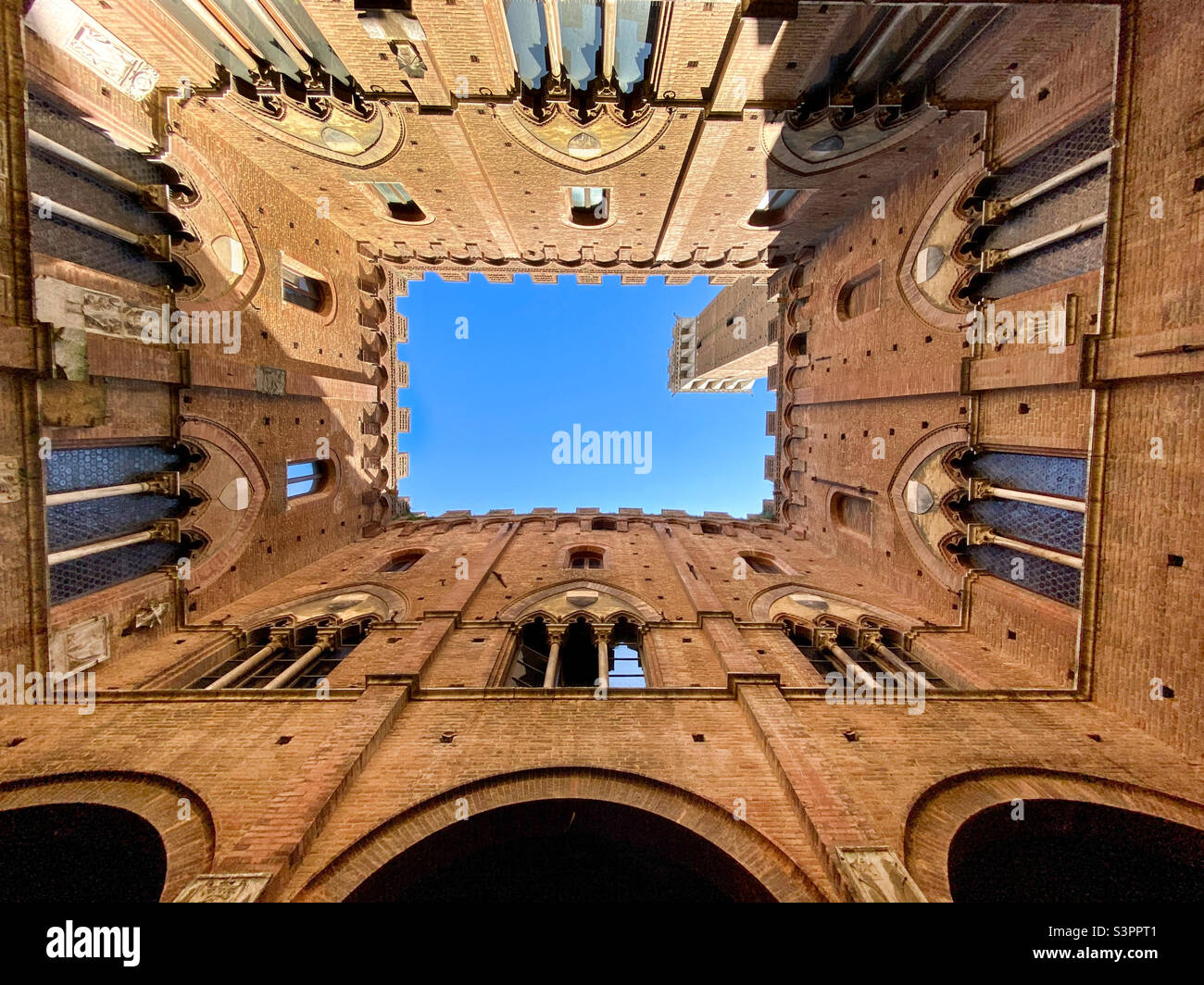 Vista prospettica dell'interno e della torre di Palazzo Vecchio dal primo cortile di Firenze Foto Stock