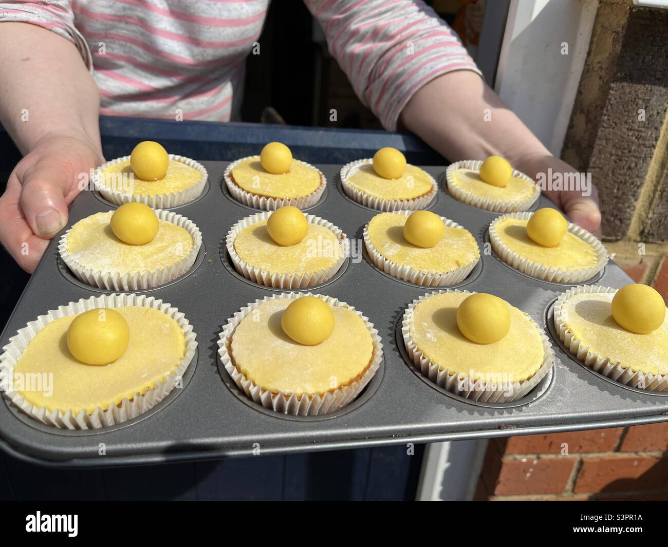 12 Cupcake di Simnel cotti al forno per Pasqua Foto Stock