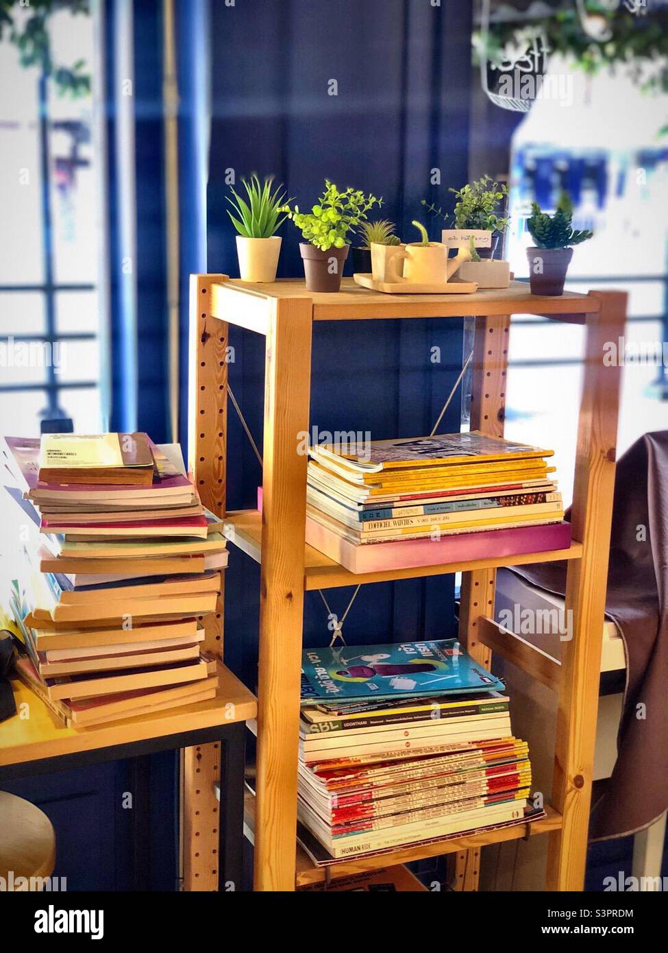 “Dipendenza da libri” 📖 📕 📚 Chi altro è eccitato quando scopre un mucchio di libri al bar ??😍 Foto Stock